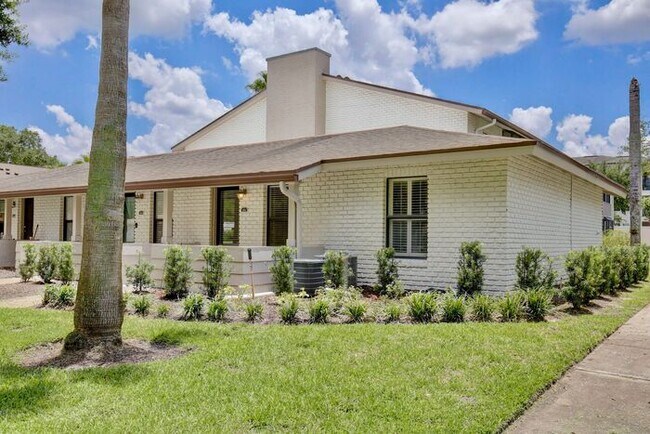 Building Photo - Charming First-Floor 1BR in Audubon Park · In-Unit Laundry · Community Pool with Lake Druid View ...