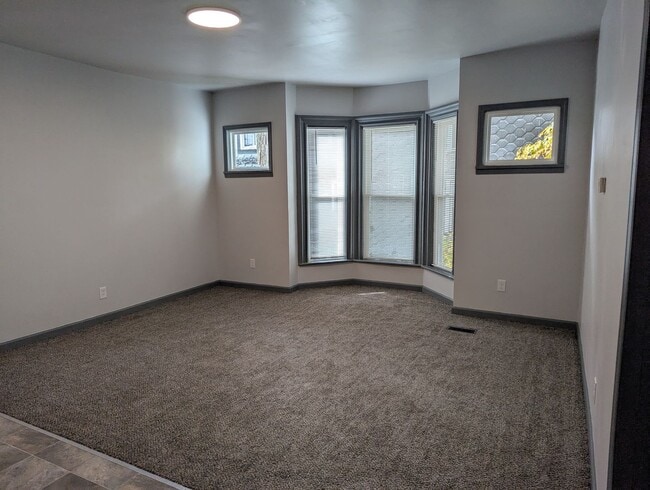 Building Photo - 473 Walnut St