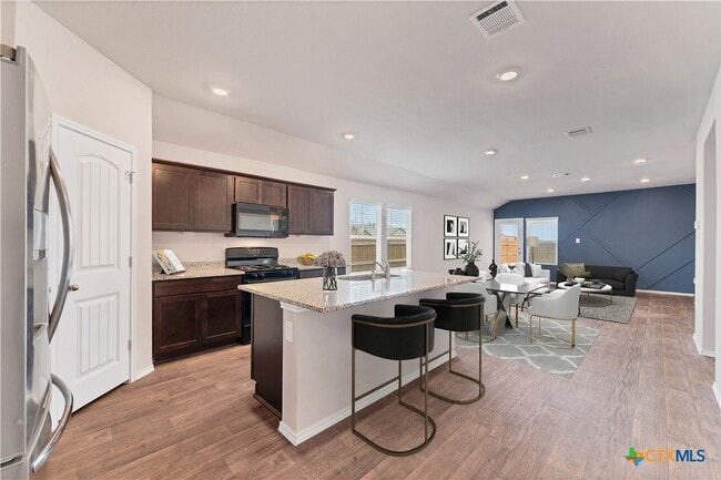 Foto del edificio - 140 Oak Meadows