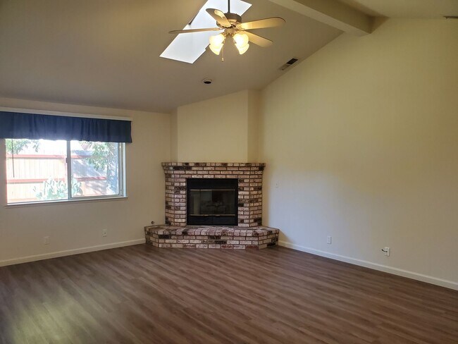 Building Photo - Charming and Cozy 3BR/2BA Home in Chico - ...