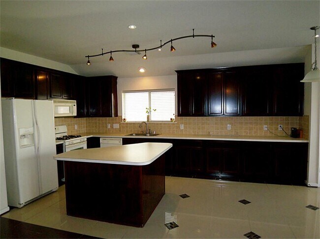 Foto del edificio - 2223 Enchanted Park Ln