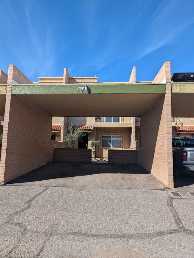 Building Photo - Renovated Townhouse with desert views.