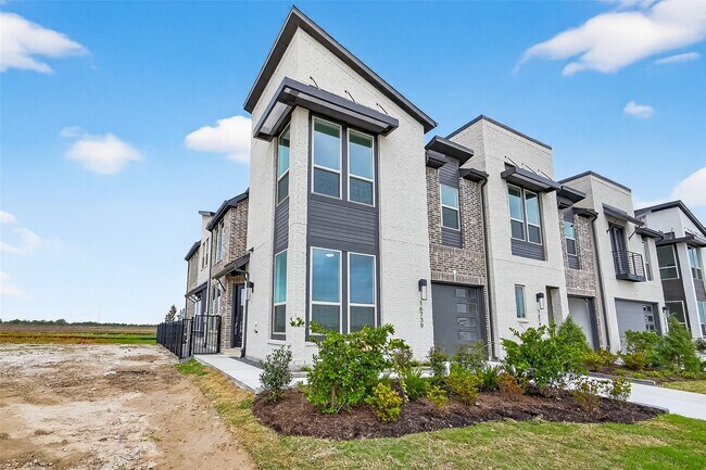 Foto del edificio - 16739 Lake Austin St