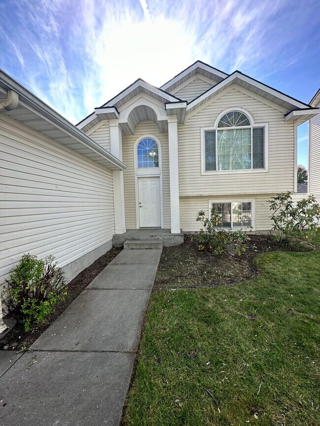 Foto del edificio - 4 bdrm/2 bath house in CDA