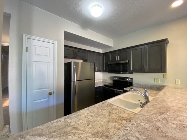 Foto del edificio - LOWER LEVEL 1 BEDROOM CONDO FOR RENT