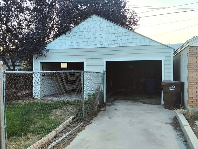 Photo - 3 Bd 1 Ba Home with Hardwood Floors in Mid...