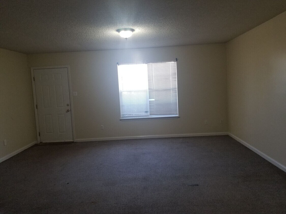 Building Photo - 900 18th Ave