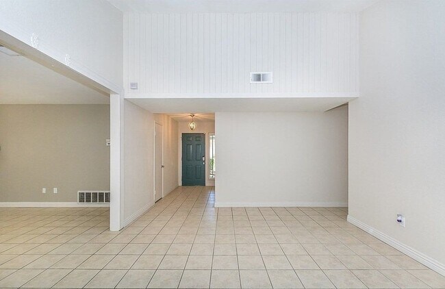 Foto del edificio - 13739 Sylmar Dr