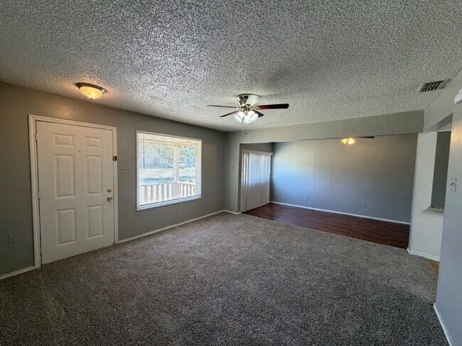 Foto del edificio - Spacious 4-bedroom House Could Be Your New Home!