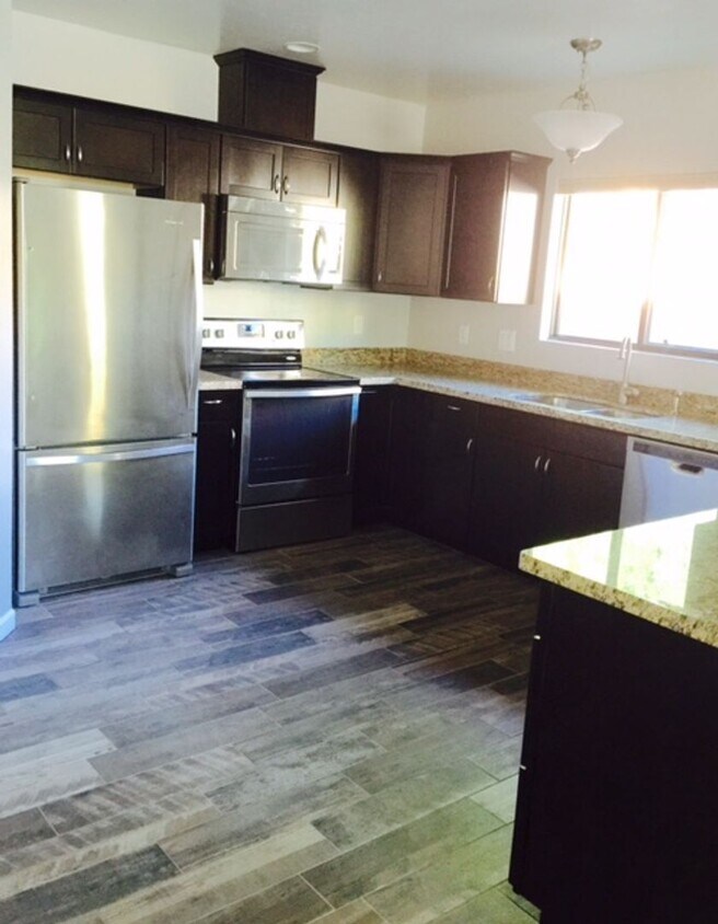 Foto principal - 1108 E 10th St