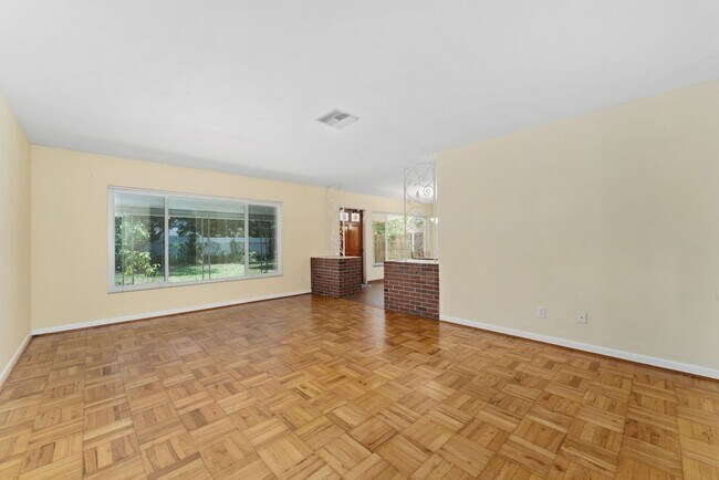Building Photo - Charming 3/2 Home in Colonialtown South/Do...