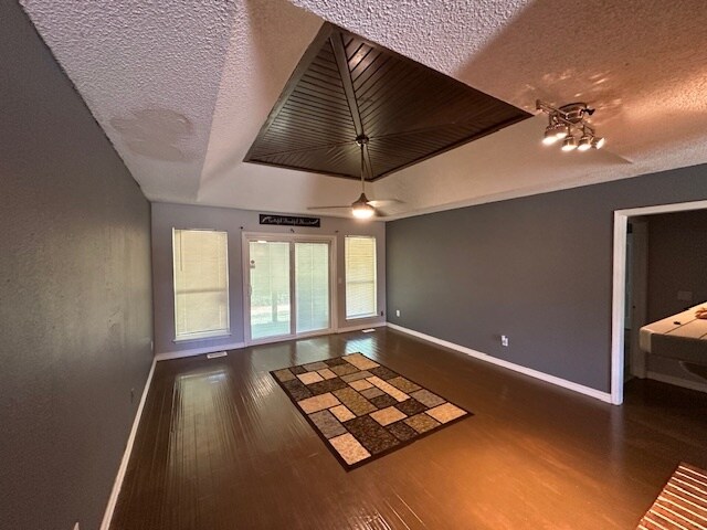 Foto del edificio - 7213 Lakewood Cir