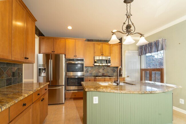 Foto del edificio - Updated Faircrest 4 BD 3.5 BA Townhome