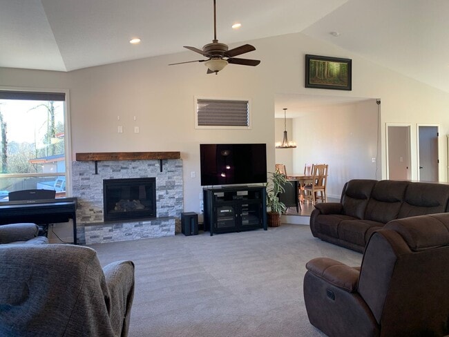 Foto del edificio - Beautiful Newly Custom Built Home! Vaulted Ceilings! Partially Furnished! Open Floor Plan!