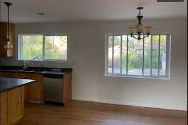 Foto del edificio - LOVELY 5 Bed 2.5 Bath Single Family Home i...