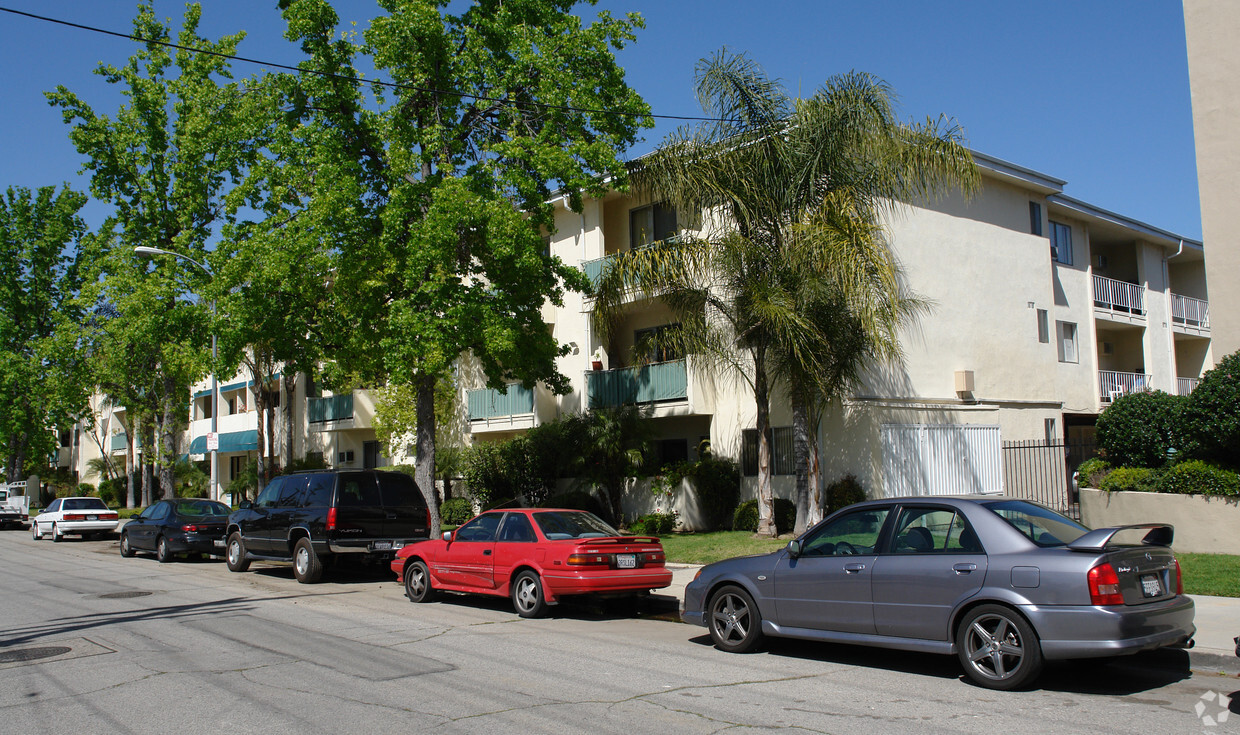 Building - Woodland Hills Plaza and Terrace