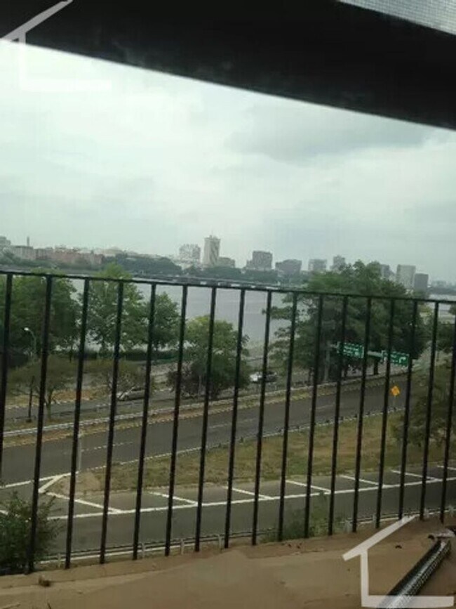 Foto del edificio - No Brokers Fee, No Security Deposit, Central Kenmore Sq. Location, Heat, Hot Water Included