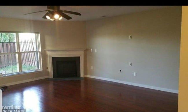 Building Photo - 3 br, 3 bath Townhome - 15701 Palermo Ter