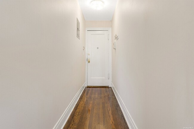 Foto del edificio - 68-30 Burns St