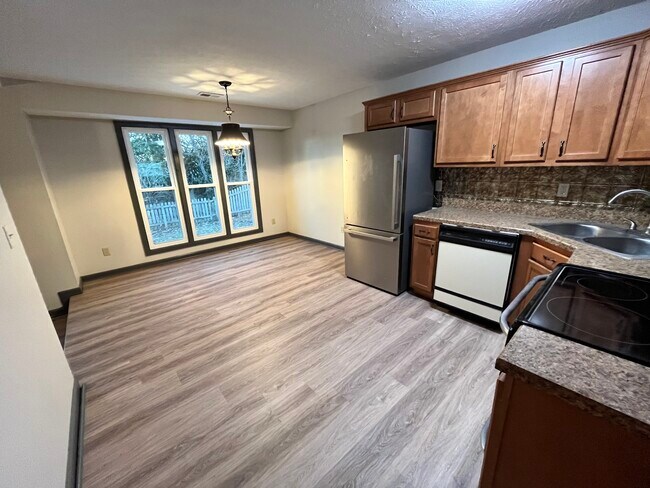 Eat-In - 9005 Thelma Ln