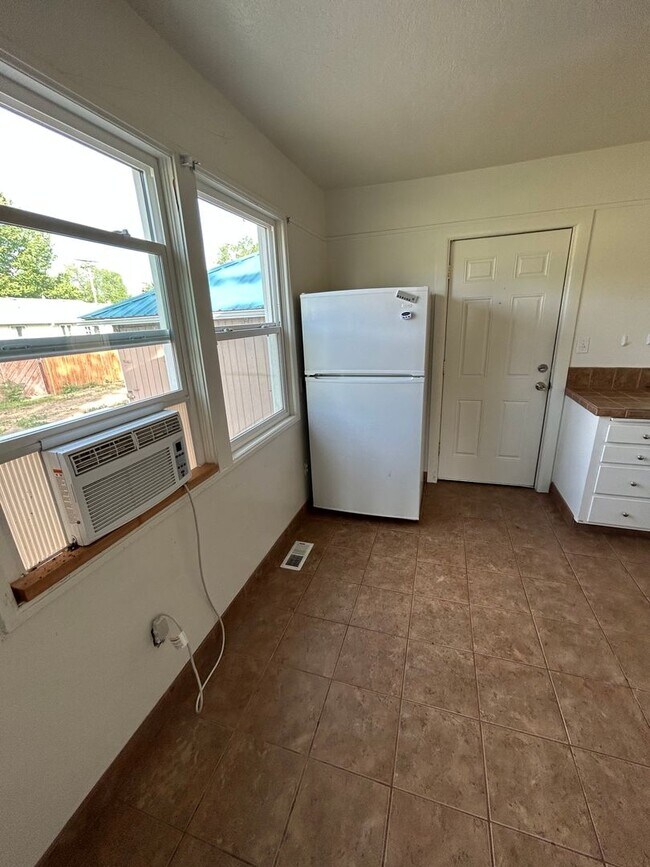 Foto del edificio - 2 bedroom 1 bath super cute cottage / Less than a mile from Northwest Nazarene, great location!