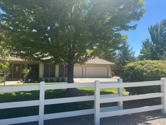 Foto del edificio - Spacious 3 Bed + Office | 3 Bath | 3-Car G...