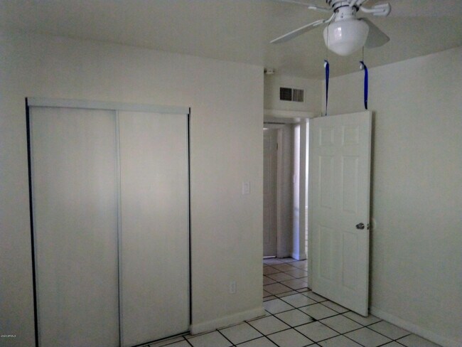 Foto del edificio - 2133 W Adams St