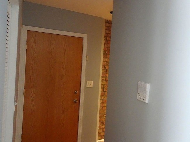 Building Photo - 120 E. 49th St, #207