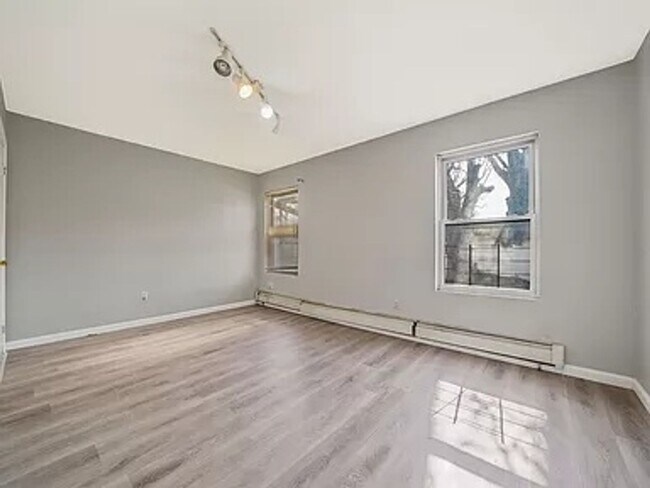 Foto del edificio - Charming 2BR Duplex in Queens Village