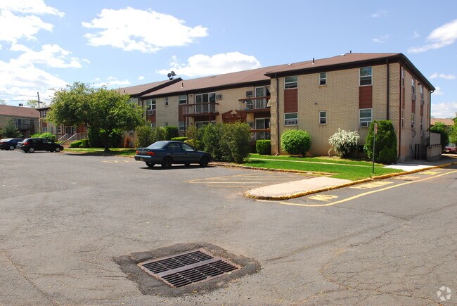 Colonial Gardens Rentals - Avenel, NJ | Apartments.com