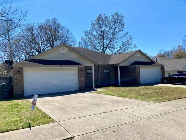 Foto del edificio - There Bedroom Rent in West Fayetteville! L...