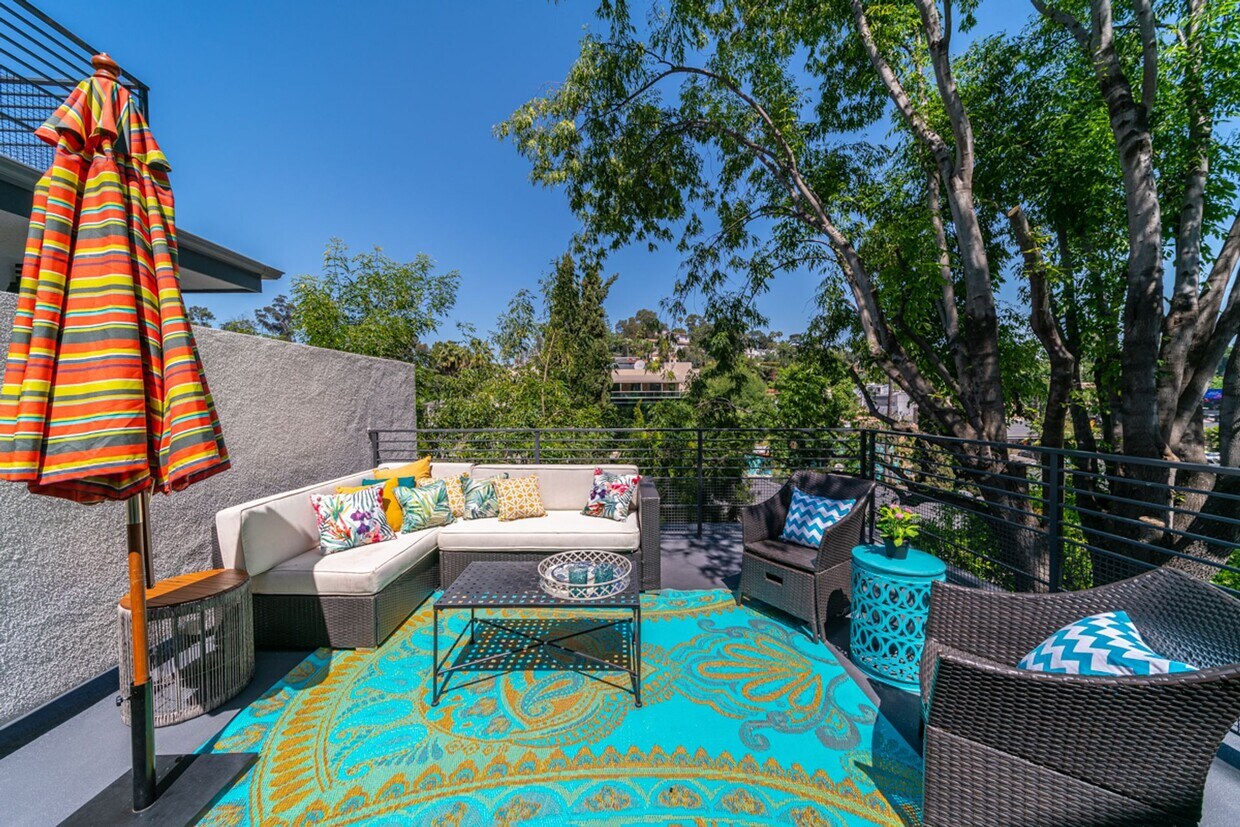 Foto del edificio - Hollywood Hills, tree lined street, perfec...