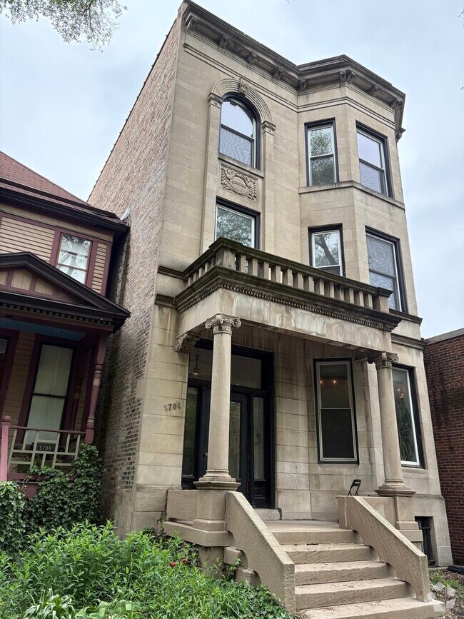 Building Photo - 5704 S Kenwood Ave