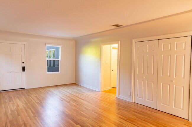 Building Photo - 809 N Sweetzer Ave