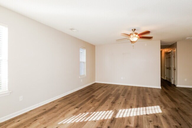 Foto del edificio - 7296 Green Ash Dr