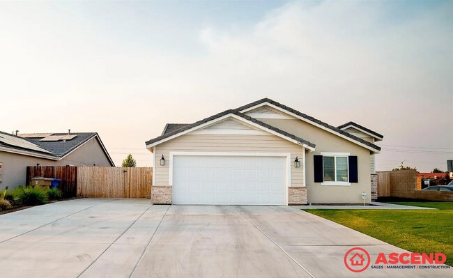 Foto del edificio - Modern 3 Bed / 2 Bath Home in Bakersfield – Garage + Full Appliance Package