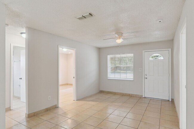 Building Photo - 2853 S Sanford Ave