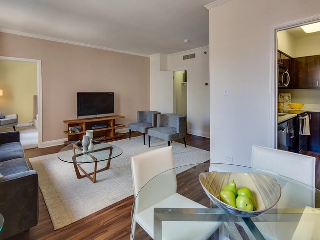 Photo - 208 E Chestnut St Apartment