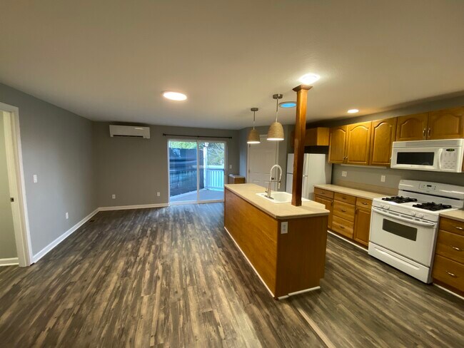 Foto del edificio - 2464-2 NE Ravenwood Dr