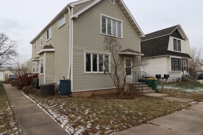 Building Photo - Large 2-Bed Upper Duplex