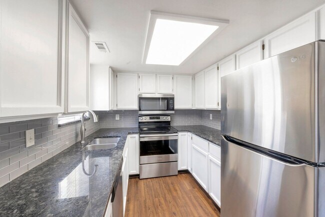 Foto del edificio - 1623-1623 W 800 N St