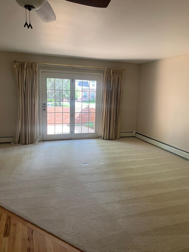 Foto principal - 2 BEDROOM, 3.5 BATHROOM TOWNHOME WITH 2 CA...
