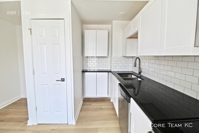 Building Photo - 2 Bedroom at the Oasis on Linwood