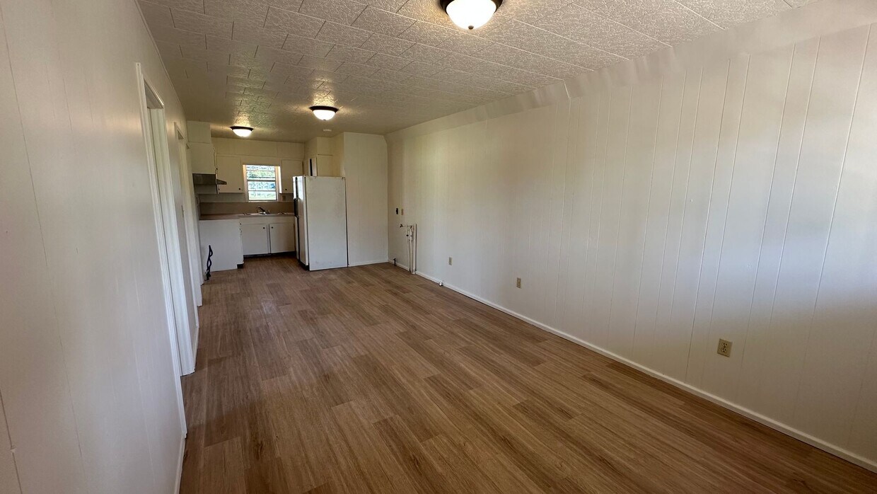 Primary Photo - 2 bedroom, 1 bathroom Apartment Available ...