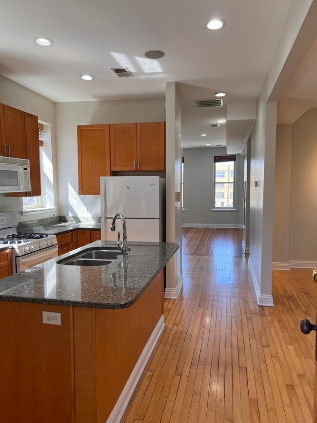 Building Photo - 2131 N Oakley Ave