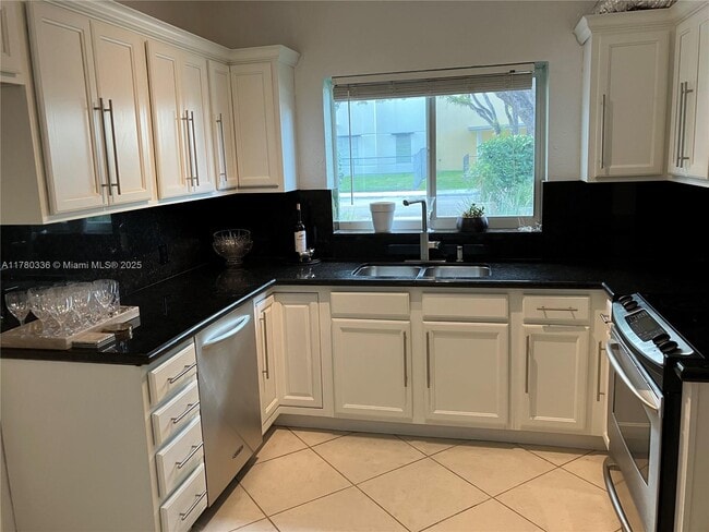 Building Photo - 5495 SW 68th Ave