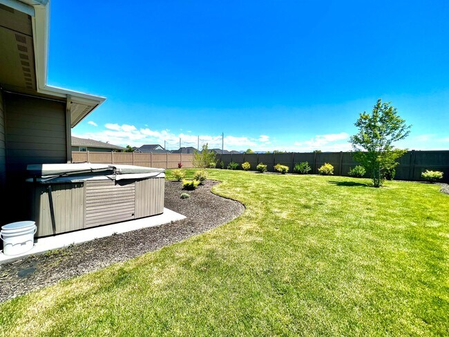Foto del edificio - Beautiful 3 year old Custom Home with 2722...