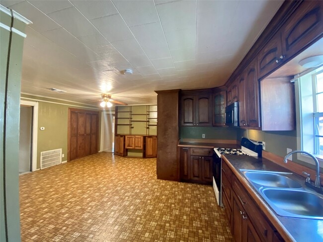 Building Photo - 611 Bolster St