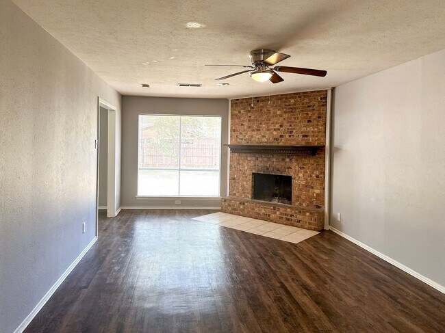 Building Photo - 3 Bedroom / 2 Bath / 2 Car Garage in Quiet...