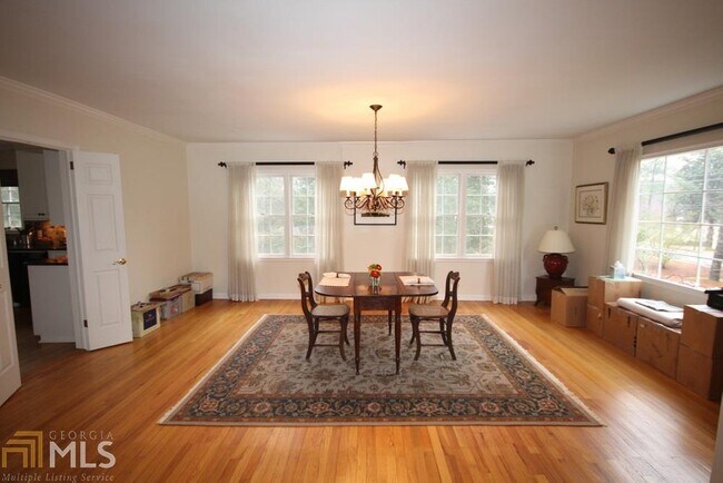 Building Photo - 80 Interlochen Dr NE